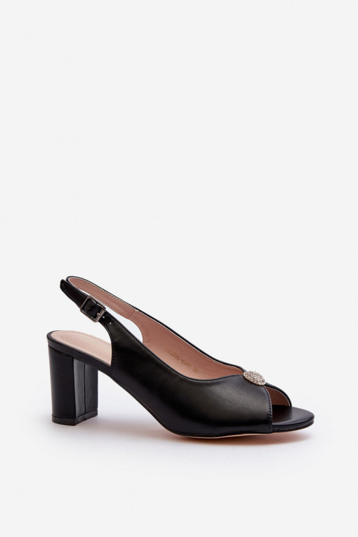 Sandalias estilo elegante con tacón con adornos en color negro Trasea