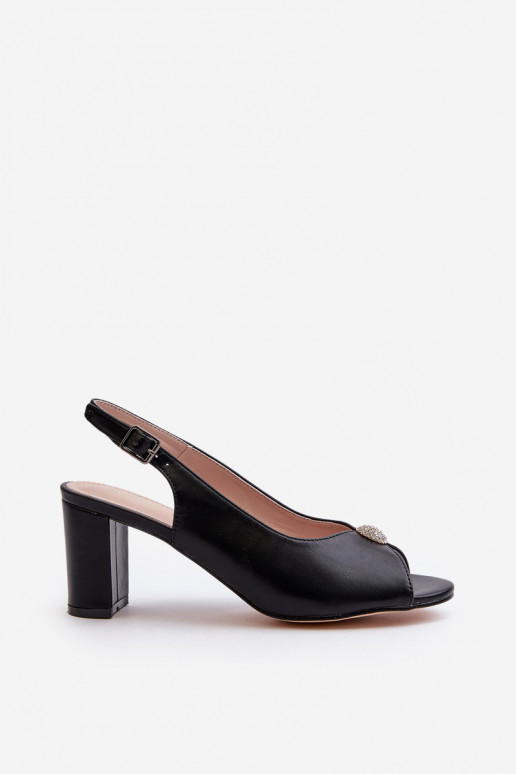 Sandalias estilo elegante con tacón con adornos en color negro Trasea