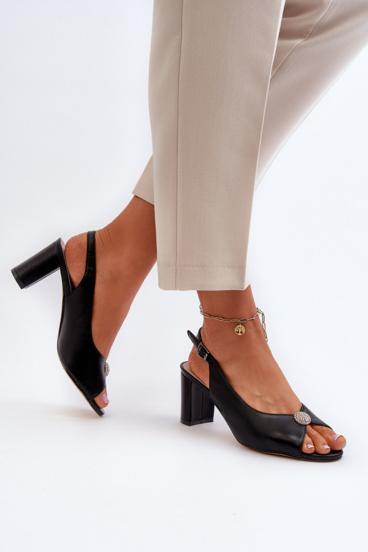 Sandalias estilo elegante con tacón con adornos en color negro Trasea