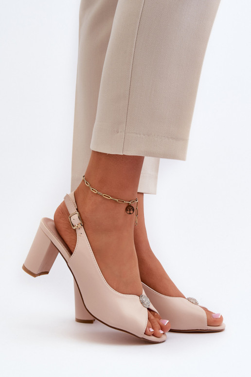 Sandalia Trasea de estilo elegante con tacones con adornos.