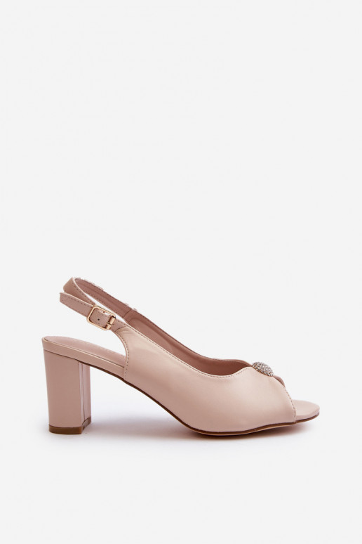 Sandalia Trasea de estilo elegante con tacones con adornos.