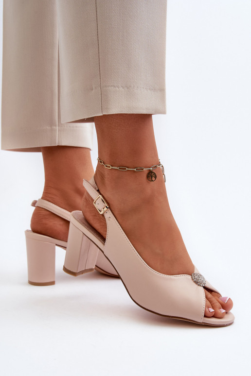 Sandalia Trasea de estilo elegante con tacones con adornos.