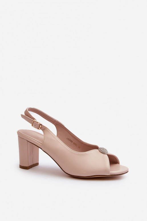 Sandalia Trasea de estilo elegante con tacones con adornos.