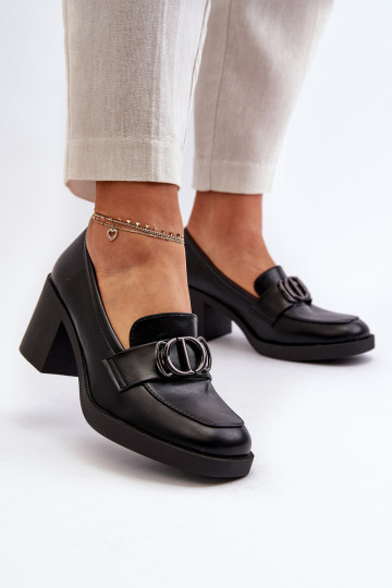 Zapatos de tacón con adornos en negro Nedarea