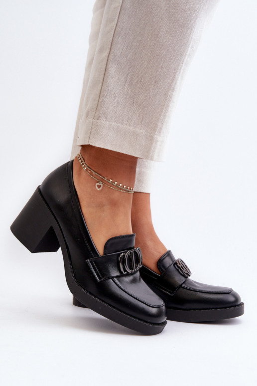 Zapatos de tacón con adornos en negro Nedarea