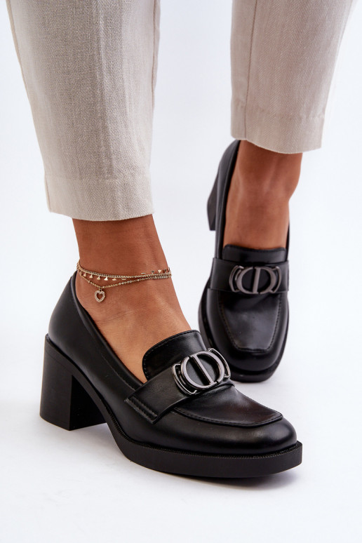 Zapatos de tacón con adornos en negro Nedarea