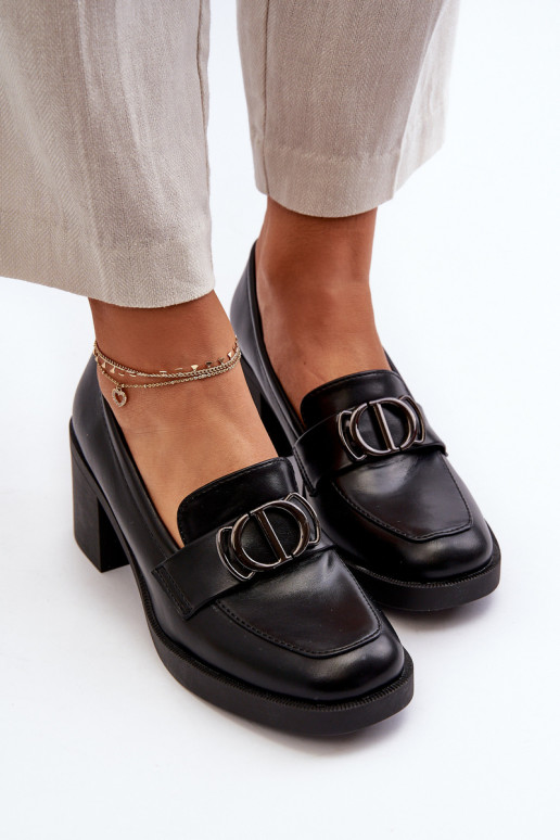 Zapatos de tacón con adornos en negro Nedarea