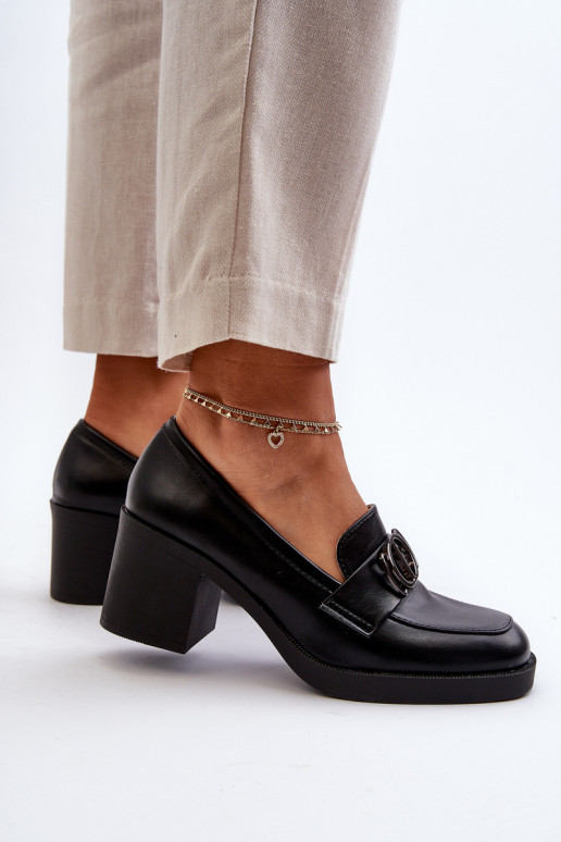 Zapatos de tacón con adornos en negro Nedarea