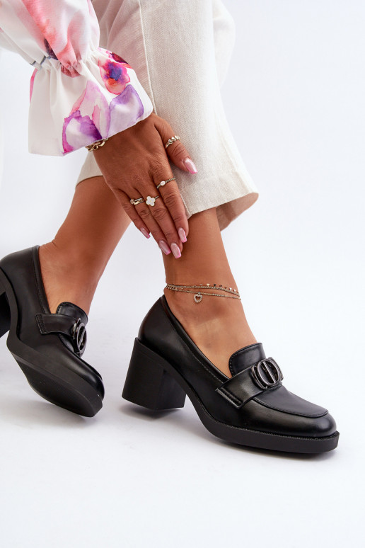 Zapatos de tacón con adornos en negro Nedarea