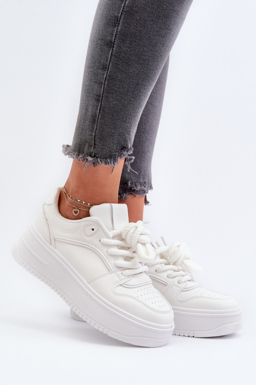 Zapatillas modelo zapatos con plataforma fabricadas en ecopiel en color blanco Vhisper