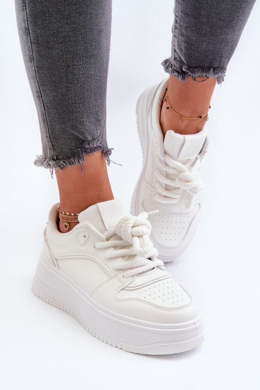 Zapatillas modelo zapatos con plataforma fabricadas en ecopiel en color blanco Vhisper