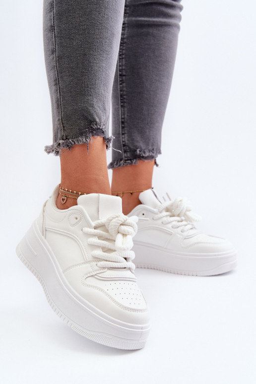 Zapatillas modelo zapatos con plataforma fabricadas en ecopiel en color blanco Vhisper