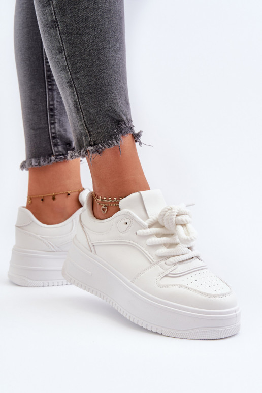 Zapatillas modelo zapatos con plataforma fabricadas en ecopiel en color blanco Vhisper