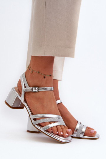 Sandalias de mujer con tacón bajo fabricadas en piel ecológica Sergio Leone SK046 color plata