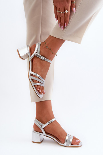 Sandalias de mujer con tacón bajo fabricadas en piel ecológica Sergio Leone SK046 color plata 2