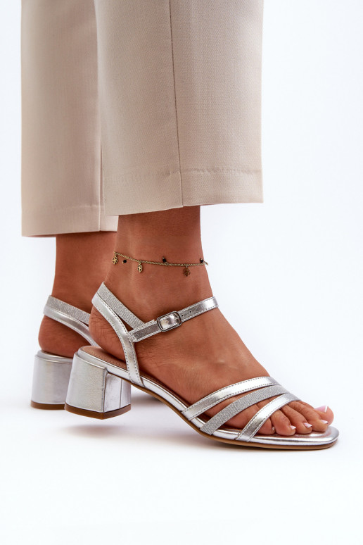 Sandalias de mujer con tacón bajo fabricadas en piel ecológica Sergio Leone SK046 color plata Sandalias de mujer con tacón bajo fabricadas en piel ecológica Sergio Leone SK046 color plata