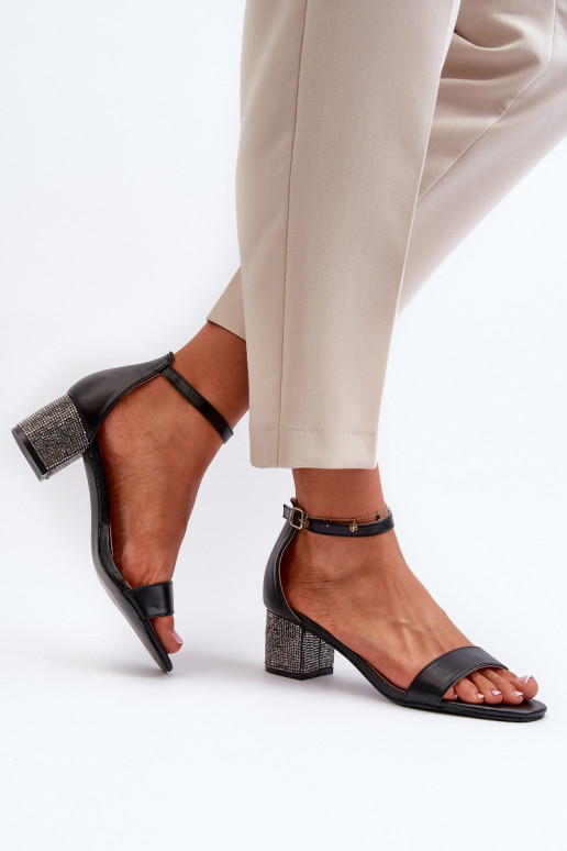 Sandalias de mujer en piel ecológica Zdobionym Obcasie color negro Wiatalia