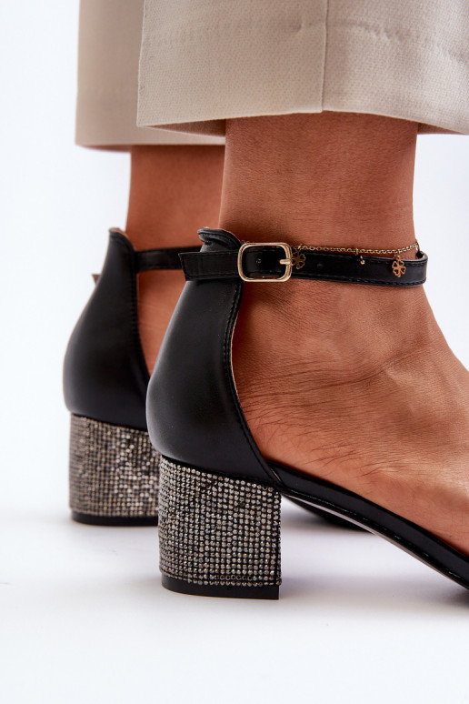 Sandalias de mujer en piel ecológica Zdobionym Obcasie color negro Wiatalia