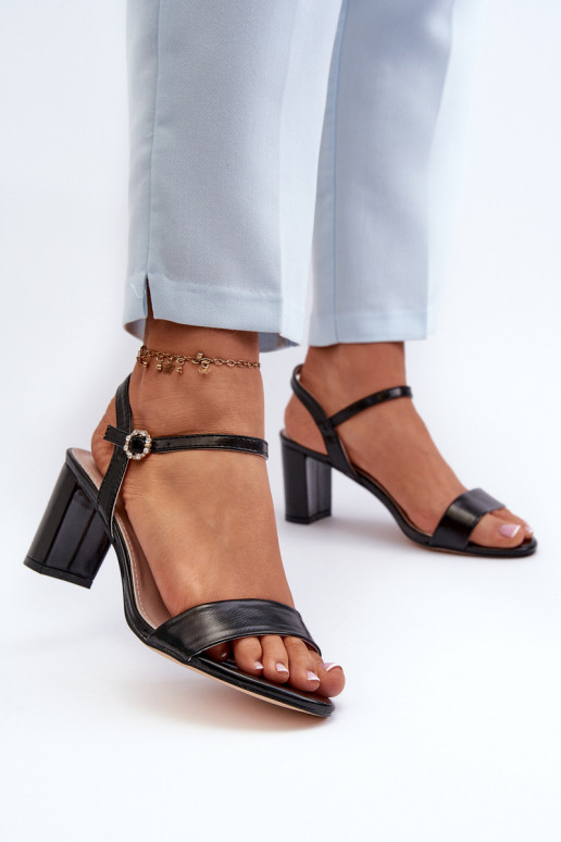 sandalias con tacón en color negro Glindra