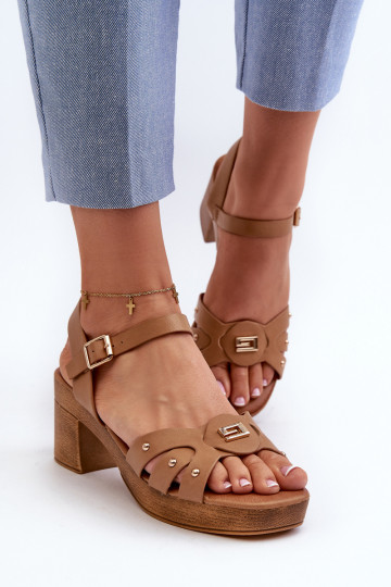 Sandalias de mujer con tacón fabricadas en ecopiel en color marrón Assames