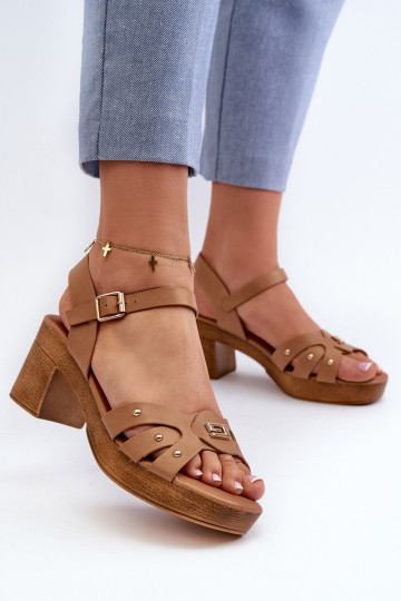Sandalias de mujer con tacón fabricadas en ecopiel en color marrón Assames 2