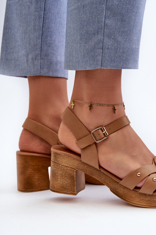 Sandalias de mujer con tacón fabricadas en ecopiel en color marrón Assames