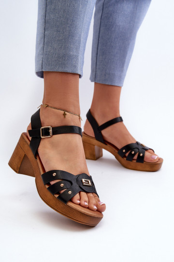 Sandalias de mujer con tacón fabricadas en ecopiel en color negro Assames 2