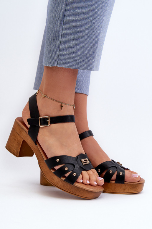 Sandalias de mujer con tacón fabricadas en ecopiel en color negro Assames
