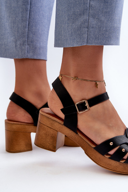 Sandalias de mujer con tacón fabricadas en ecopiel en color negro Assames