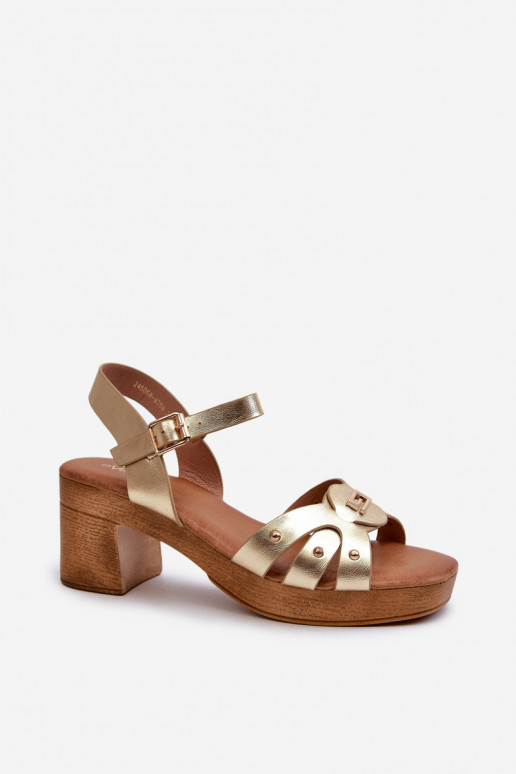 Sandalias de mujer con tacón fabricadas en ecopiel en color dorado Assames