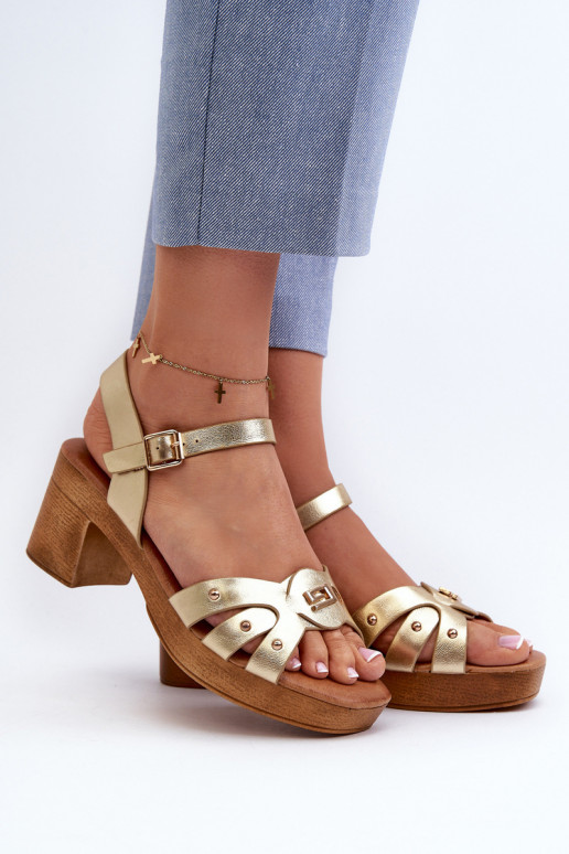Sandalias de mujer con tacón fabricadas en ecopiel en color dorado Assames