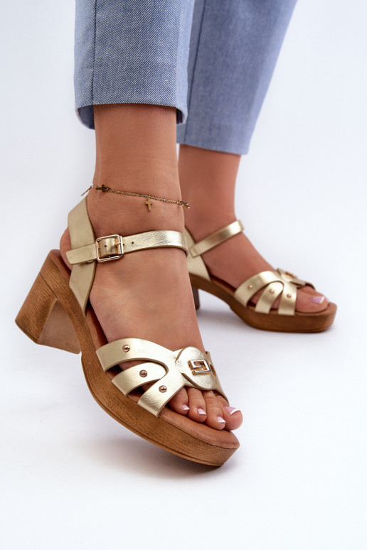 Sandalias de mujer con tacón fabricadas en ecopiel en color dorado Assames