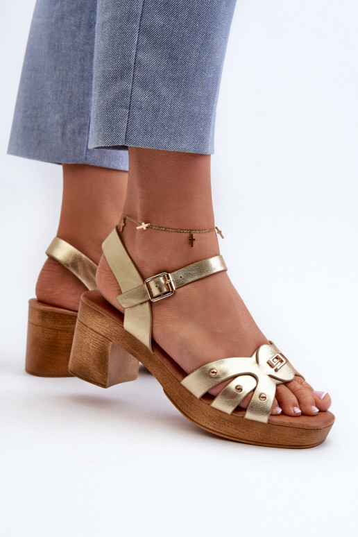 Sandalias de mujer con tacón fabricadas en ecopiel en color dorado Assames