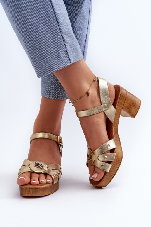 Sandalias de mujer con tacón fabricadas en ecopiel en color dorado Assames