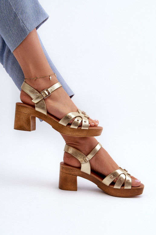 Sandalias de mujer con tacón fabricadas en ecopiel en color dorado Assames