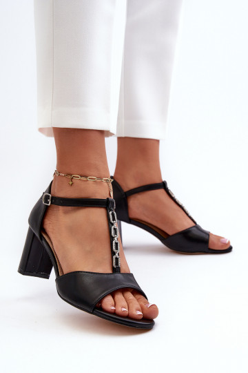 Sandalias de mujer con tacón decorado fabricadas en ecopiel en color negro Triavera