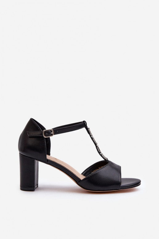 Sandalias de mujer con tacón decorado fabricadas en ecopiel en color negro Triavera