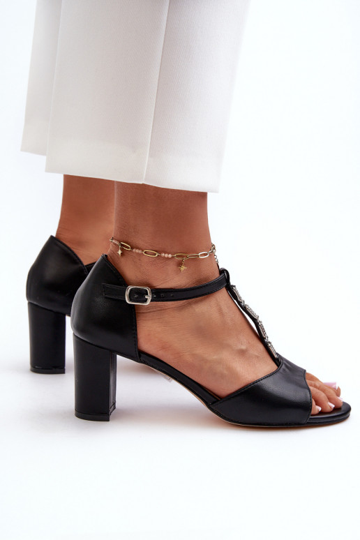 Sandalias de mujer con tacón decorado fabricadas en ecopiel en color negro Triavera