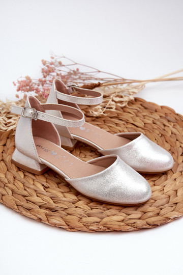 Sandalias infantiles brillantes con tacón bajo en color plateado Nelly
