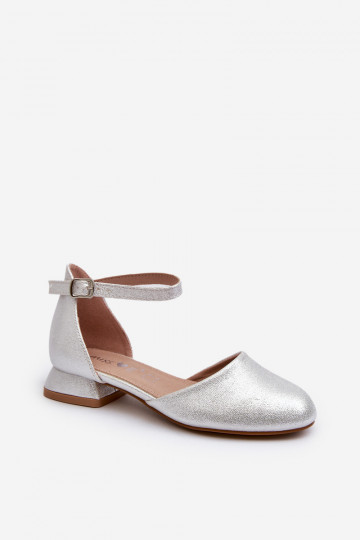 Sandalias infantiles brillantes con tacón bajo en color plateado Nelly 2