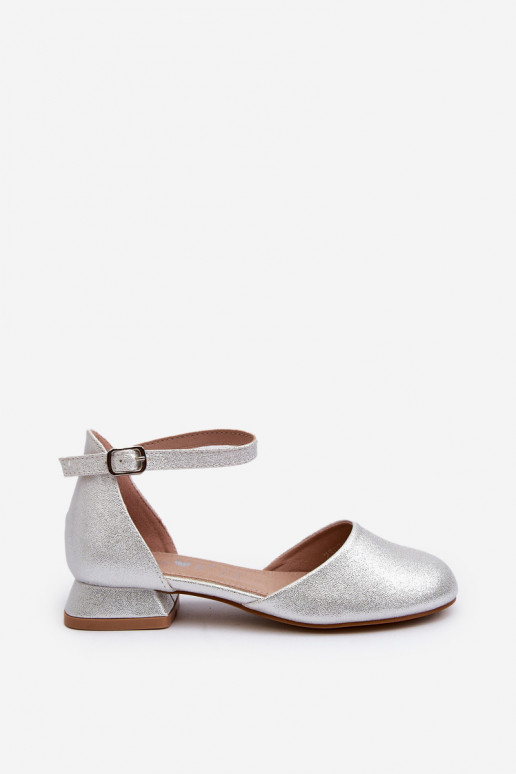 Sandalias infantiles brillantes con tacón bajo en color plateado Nelly