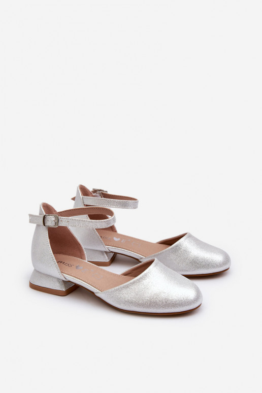 Sandalias infantiles brillantes con tacón bajo en color plateado Nelly