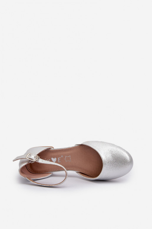 Sandalias infantiles brillantes con tacón bajo en color plateado Nelly