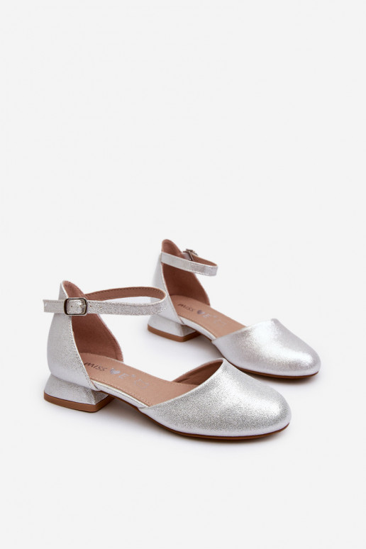 Sandalias infantiles brillantes con tacón bajo en color plateado Nelly