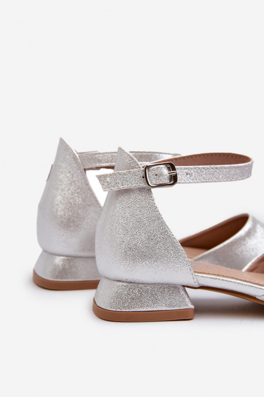Sandalias infantiles brillantes con tacón bajo en color plateado Nelly