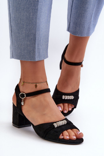 Sandalias de mujer confeccionadas en ante ecológico con tacón con bonitos detalles en color negro Narhi