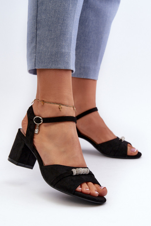 Sandalias de mujer confeccionadas en ante ecológico con tacón con bonitos detalles en color negro Narhi