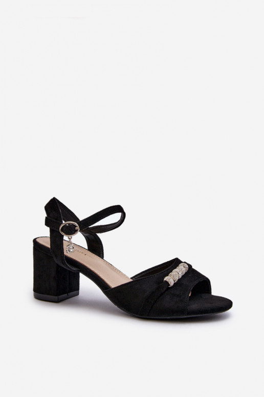 Sandalias de mujer confeccionadas en ante ecológico con tacón con bonitos detalles en color negro Narhi