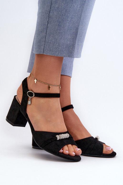 Sandalias de mujer confeccionadas en ante ecológico con tacón con bonitos detalles en color negro Narhi