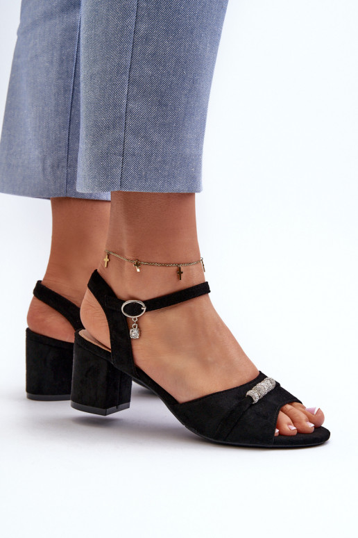 Sandalias de mujer confeccionadas en ante ecológico con tacón con bonitos detalles en color negro Narhi